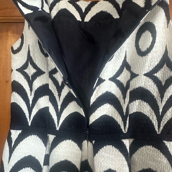 Taylor-sz8 black and white dress with pockets - Picture 4 of 8